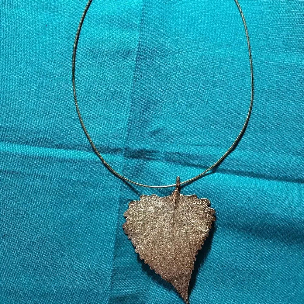 Poplar Leaf Pendant with a choker necklace Goldtone